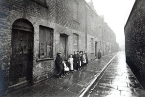XJF294006 London Slums, c.1900 (b/w photo) by English Photographer, (20th century); black and white photograph; Private Collection; English, out of copyright